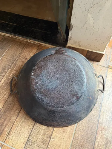 Tacho de ferro com ferrugem e furo só decoração 