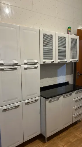 Armário branco de cozinha