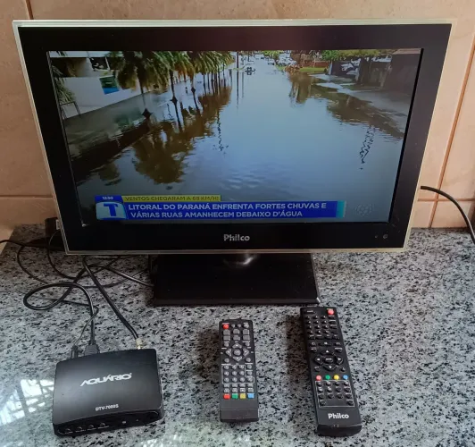 Vendo Monitor/TV Led Philco 19" Ph19d20dm Bivolt, com controle e conversor funcionando.