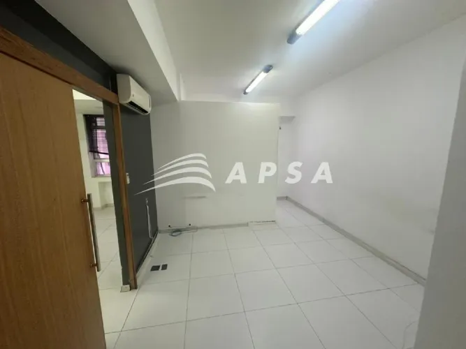 NA CHARMOSA AVENIDA TREZE DE MAIO, ENCONTRA-SE UM LINDO CONJUNTO DE SALAS COMERCIAIS QUE E
