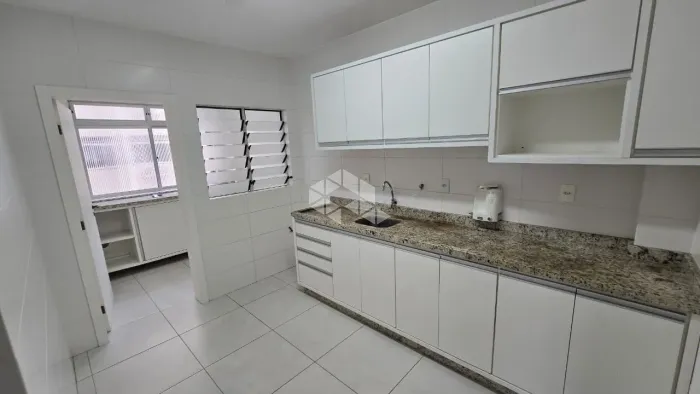 Excelente apartamento com 3 dormitórios, sendo 1 suíte, com sol da manhã e vista livre. Se