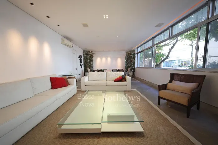 Apartamento com planta circular na quadra da praia
