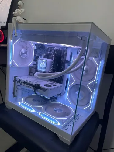 PC GAMER RTX5060 - FULL WHITE