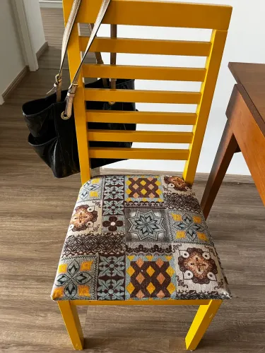 Mesa de madeira extensiva com 3 cadeiras 