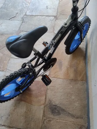 Bicicleta infantil em excelente uso.