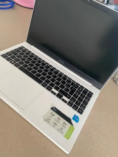 Notebook Samsung Book branco com Intel Core i3 (11ª geração)