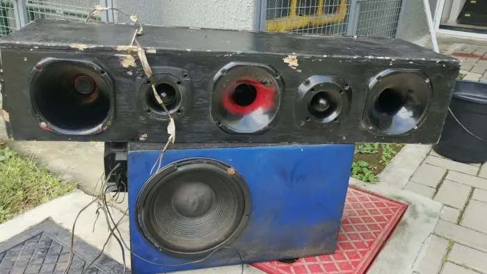 Vendo som automotivo para desocupar o lugar