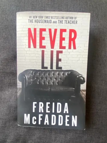 Livro Never Lie - Freida Mcfadden / Thriller e versão em inglês
