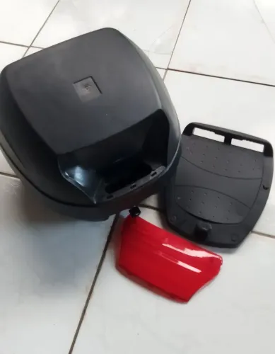 VENDO BAÚ/ BAULETO / CAIXA MOTO 28L 1 CAPACETE.