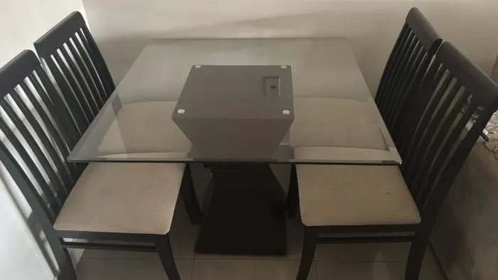 Vendo jogo de mesa tampo de vidro com 4 caderias