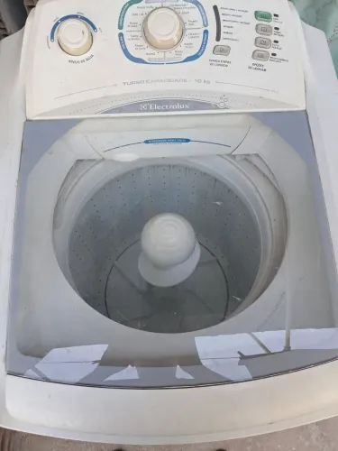 Máquina de lavar Electrolux 10 quilos com defeito.