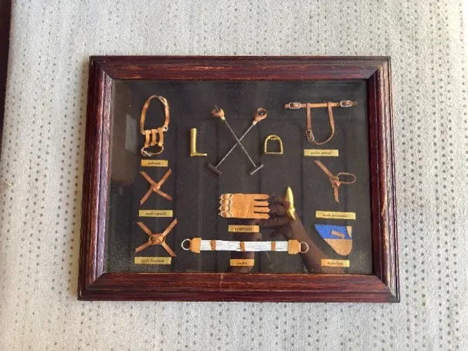 Quadro Espanhol decorativo com Miniaturas de equipamentos e acessórios de equitação