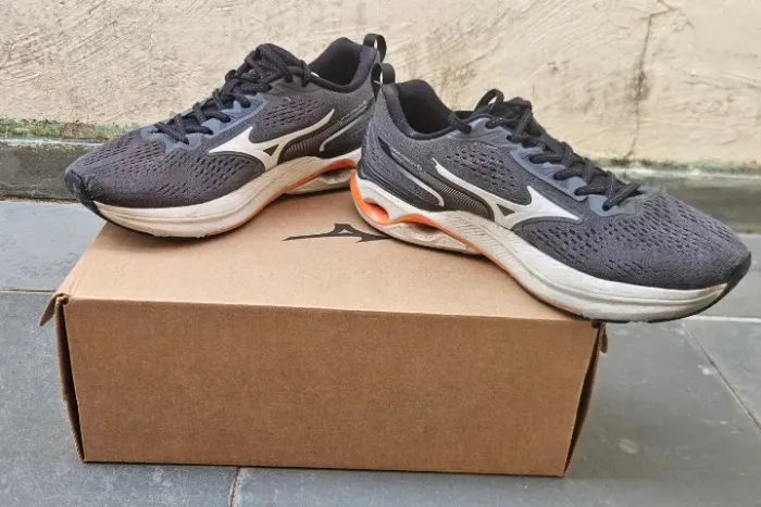 Tênis Mizuno Wave Dynasty 6 chumbo e laranja