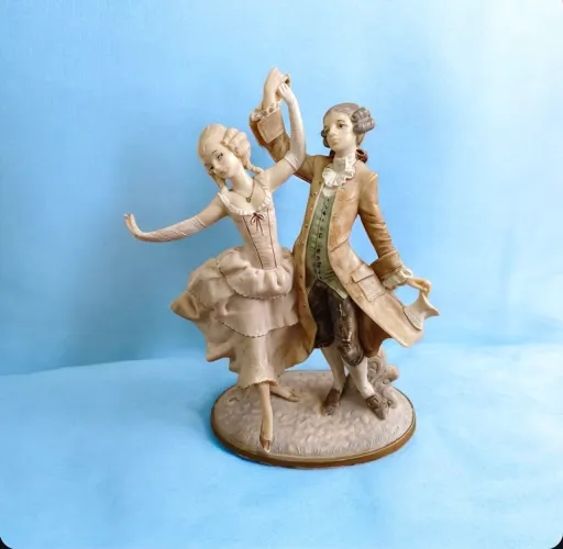 Escultura de resina italiana em estilo rococó, representando casal de nobres dançando.