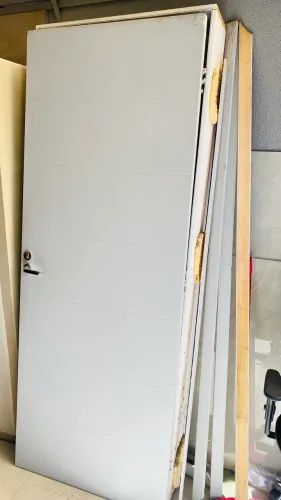 Porta 2,10x0,80 com perfis e caixilho