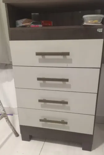 Cômoda 4 gavetas com pés
