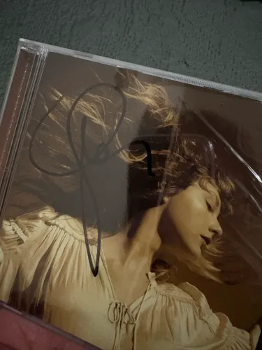 CD AUTOGRAFADO TAYLOR SWIFT FEARLESS (TAYLORS VERSION)