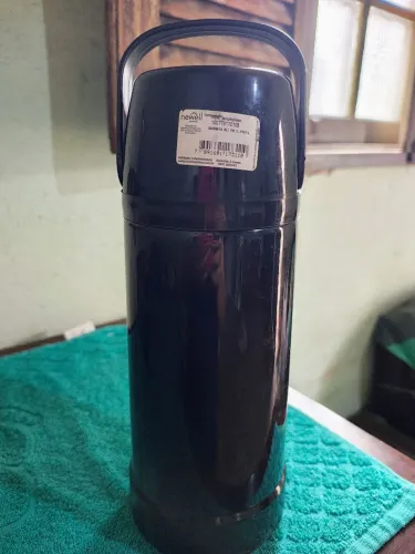 Garrafa térmica Newell preta