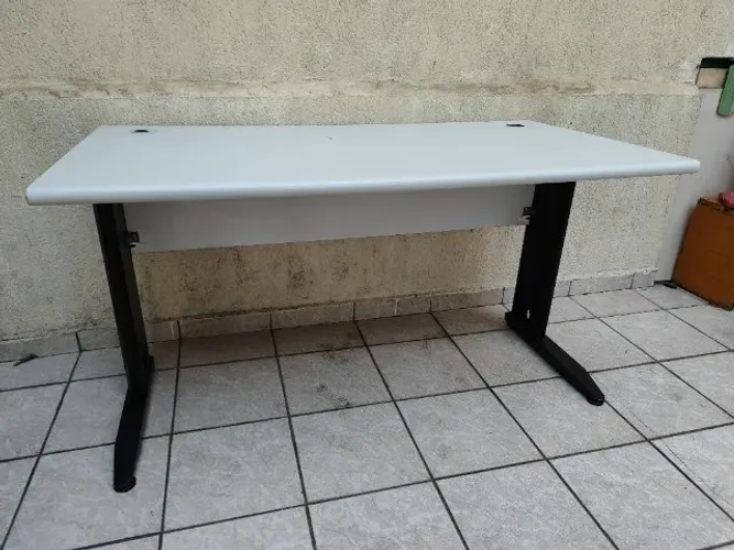 Mesa de Escritório Grande Retangular Branca com Pés de Ferro - 1,40m