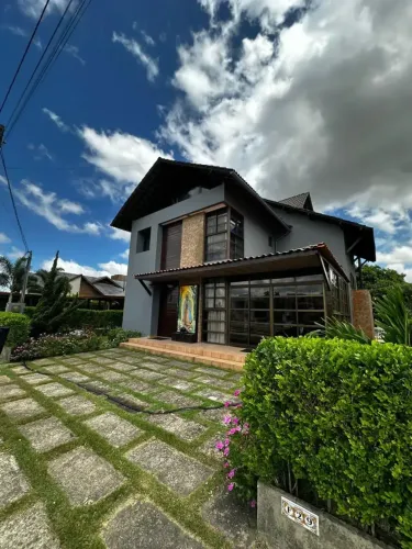 Casa Duplex mobiliada e decorada com 6 Suítes, piscina e 220m2 em Bananeiras!