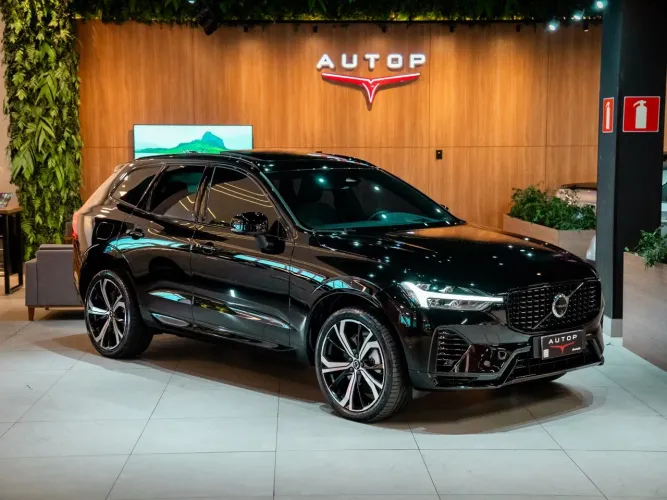 Volvo XC-60 T-8 Ultra Dark 2.0 AWD (híbrido) 2025