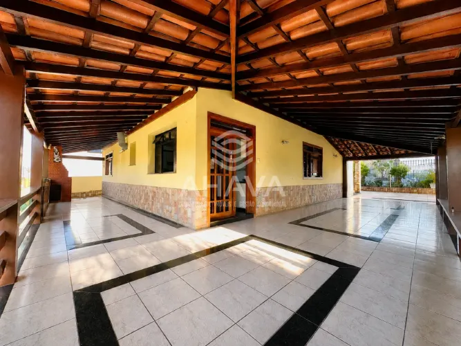 Casa de 2 Pavimentos, 5 quartos sendo 1 com suíte no Santa Amélia próximo a Avenida Otacíl