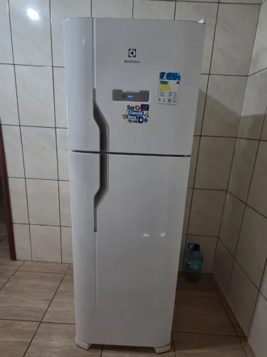 Geladeira em ótimo estado de conservação 2 portas