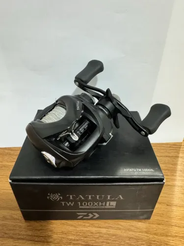 Carretilha Esquerda Daiwa Tatula