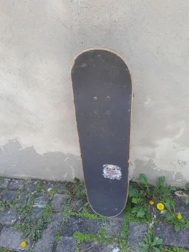 Skate com o chapéu da mundi