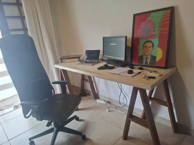 Mesa grande de madeira + 2 cavaletes