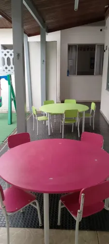 MESA INFANTIL COM CADEIRAS