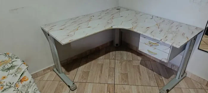 Mesa de canto em L com 2 gavetas