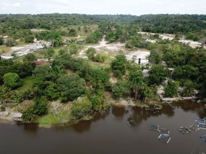 Lindo terreno no km 11 com lago maravilhoso, ja com uma boa estrutura de alvenaria.