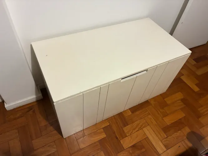 Baú branco madeira maciça em laca com rodízios. Medida 1.00x0.50 cm