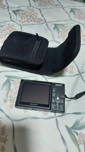 Câmera fotográfica Sony nova Porém não tem o carregador