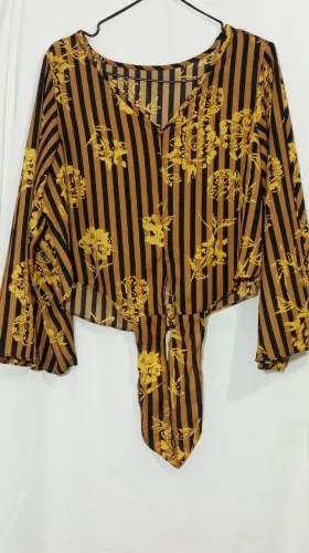 Blusa cropeed com flores