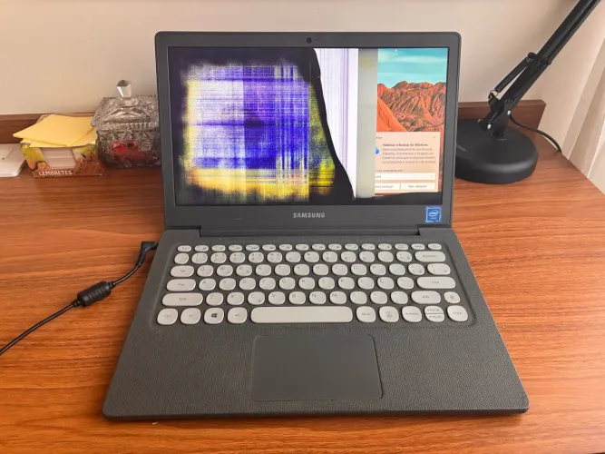 Notebook Samsung Flash 13,3? - Intel Celeron - 4 GB RAM - Tela danificada