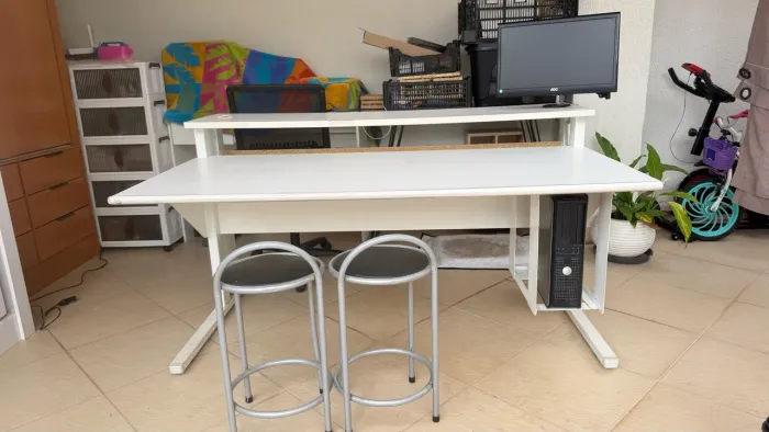 Escritório completo - Mesa + 2 PCs Dell + Armários + Banquinhos