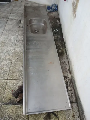 Vendo um balcão de uma cuba industrial.