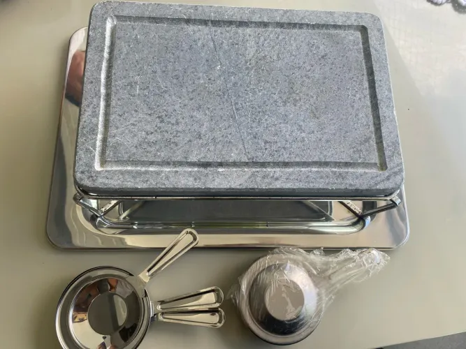 conjunto/rechaud com pedra natural para servir e manter alimentos aquecidos