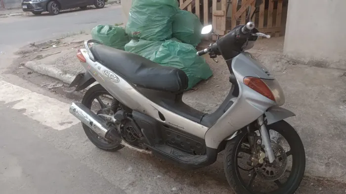 vendo ou troco por carro moto em dia só transferir valor 5500 *