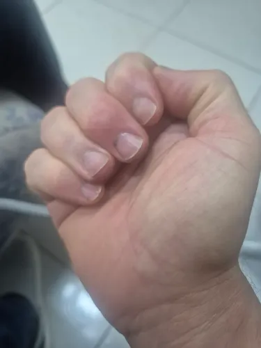 Estamos contratando manicure 