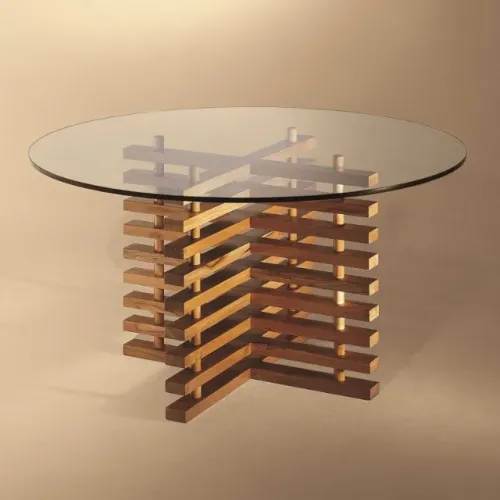 Base de mesa de madeira, desenho da designer de móveis Cláudia Moreira Salles
