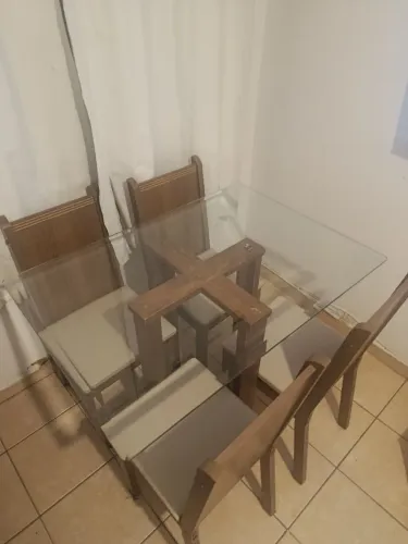 MESA COM 4 CADEIRAS