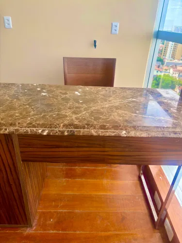 Mesa de escritório com tampo em mármore - MDF