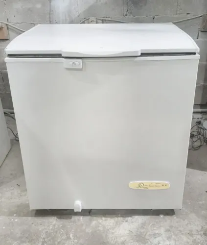 Freezer horizontal dupla ação Eletrolux com controle de temperatura tem cestinha compacto
