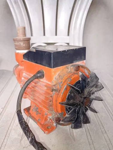 Vendo bomba periférica de 1/2 Hp, motor 0,5 hp, sucção metros de altura 