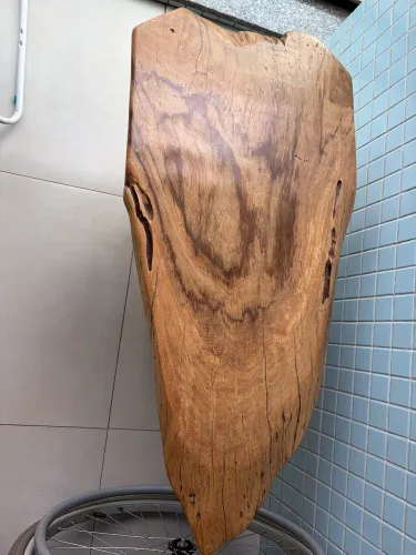 Mesa em madeira maciça