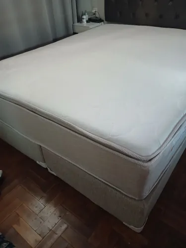Vendo colchão e box queen semi novos, em ótimos estado. Tudo por R$1.200,00