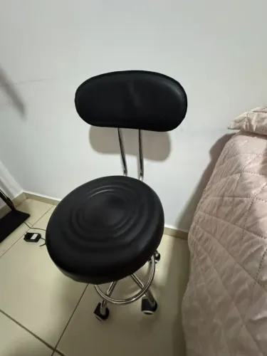 Vendo mocho preto de rodinhas